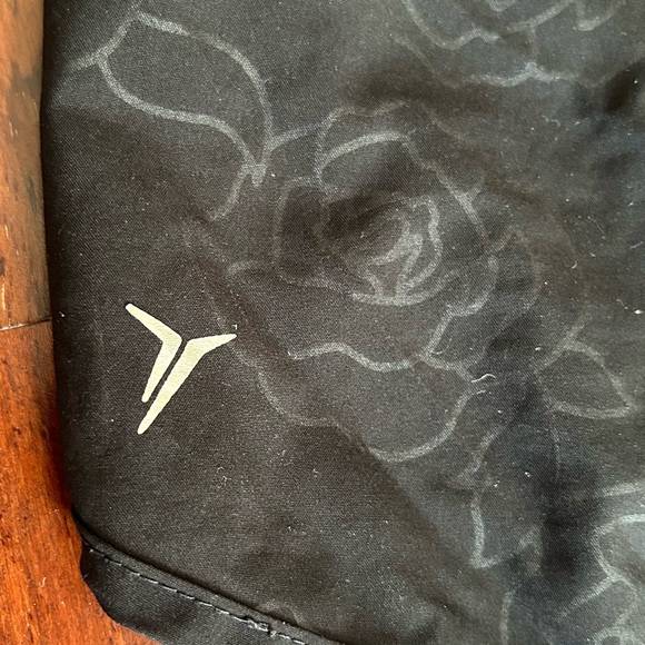 OLD NAVY ACTIVE Go-Dry Semi-Fitted Black Rose Print Running Spring Run Shorts M - Picture 3 of 8